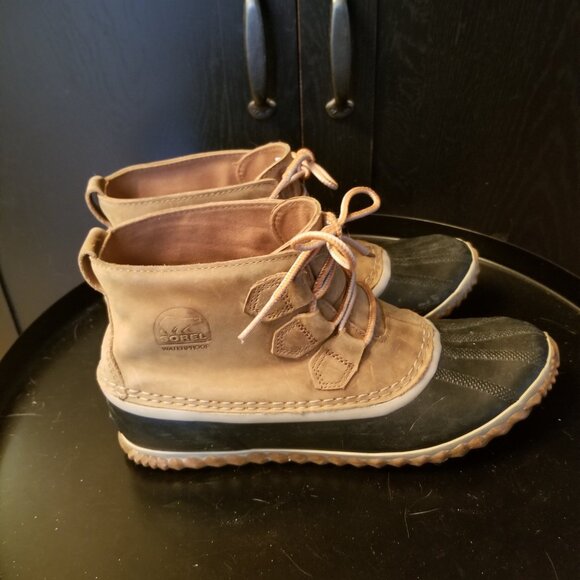 Sorel waterproof boots. Navy rubber and beige leather. Size 9W. - Picture 4 of 9